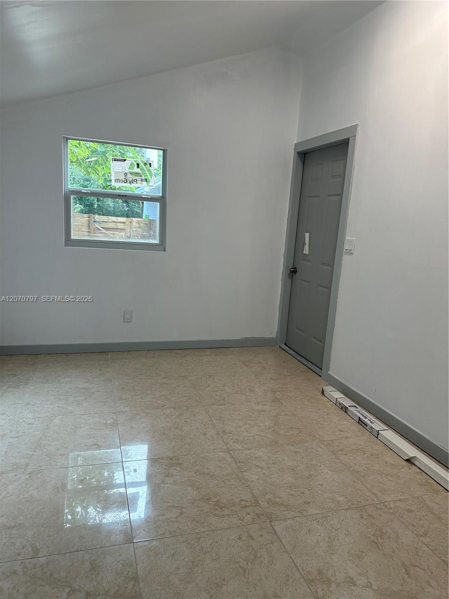 8111 N 10 Property Photo 6