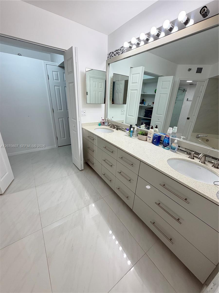 3500 Mystic Pointe Drive 405 Property Photo 8