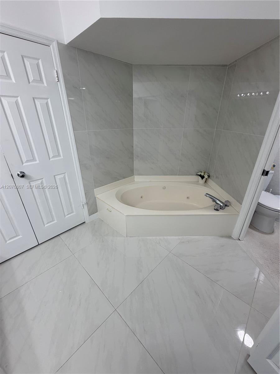 3500 Mystic Pointe Drive 405 Property Photo 10