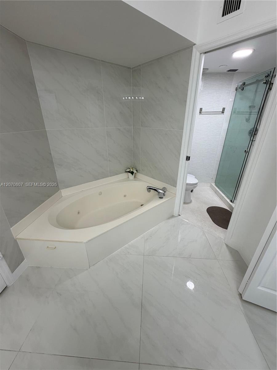 3500 Mystic Pointe Drive 405 Property Photo 11
