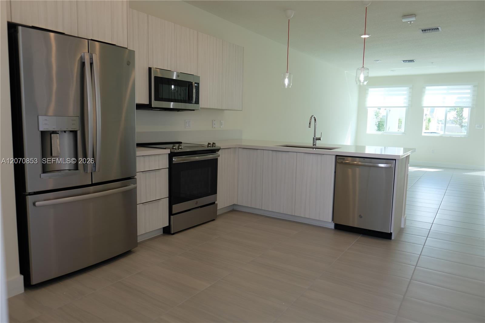 A12070853 Property Photo 6