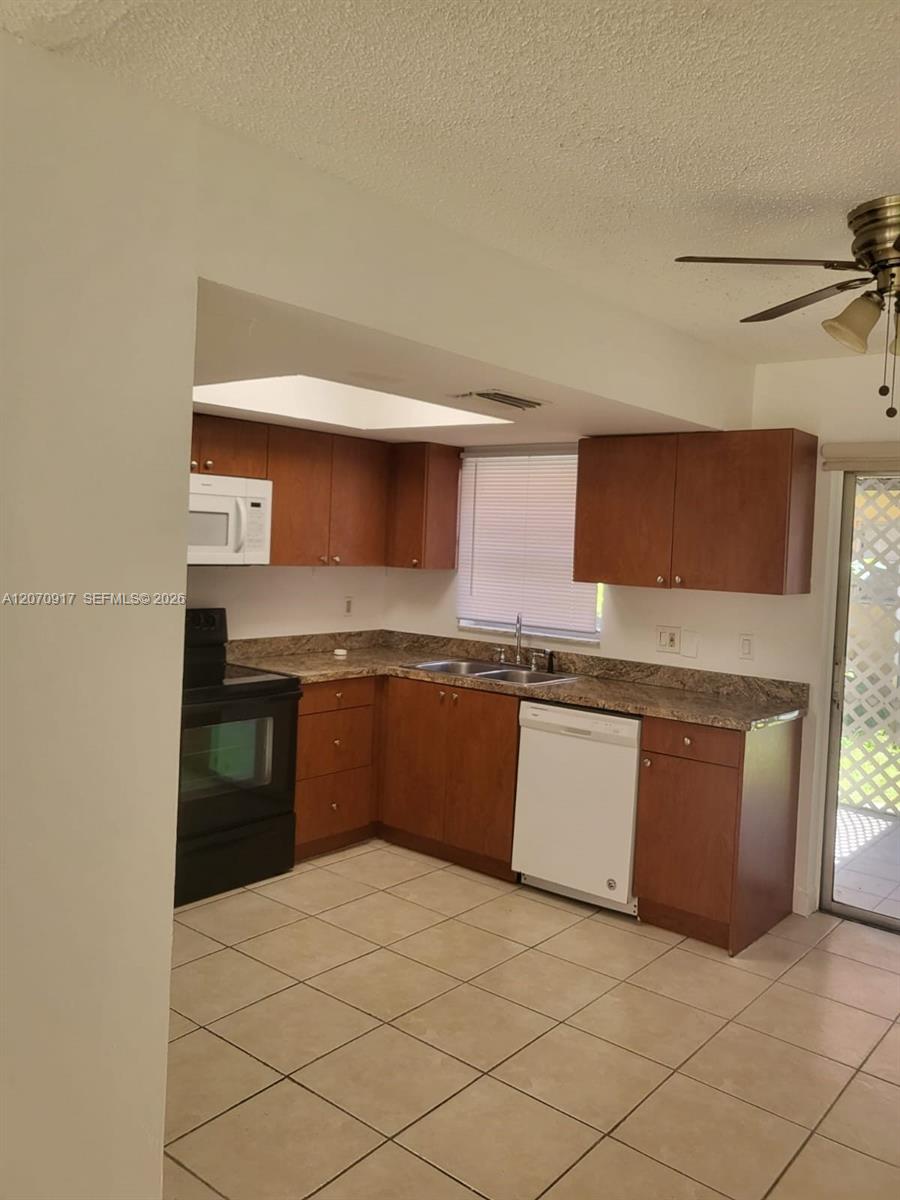 A12070917 Property Photo 3