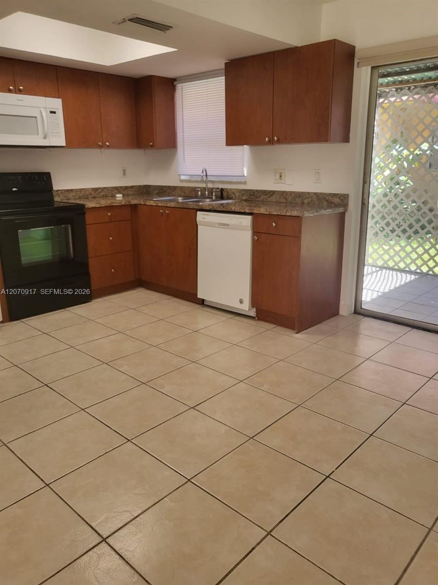 A12070917 Property Photo 18