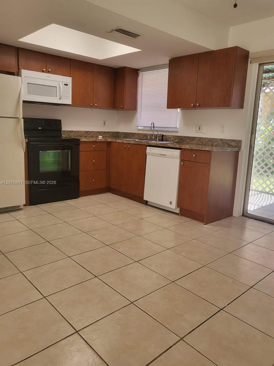 A12070917 Property Photo 24
