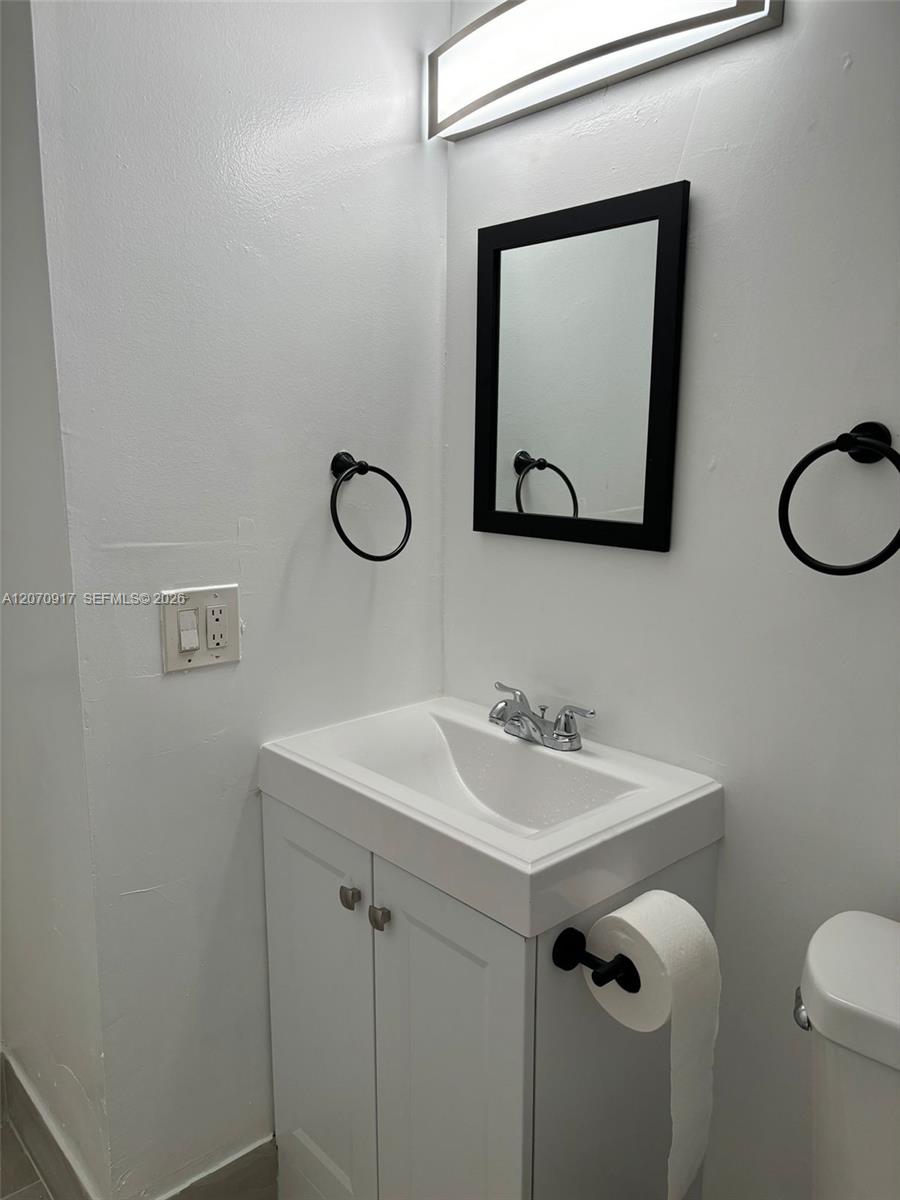 A12070917 Property Photo 30