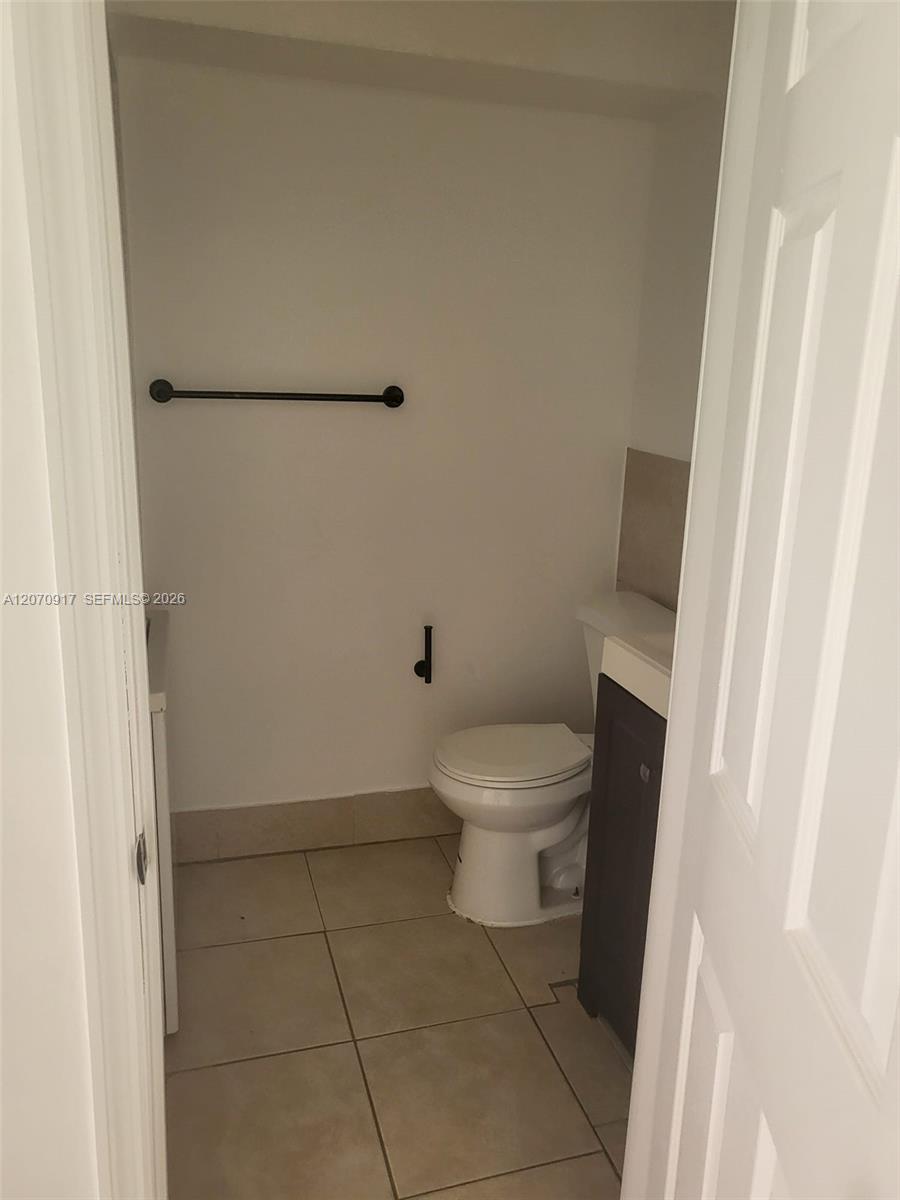 A12070917 Property Photo 32