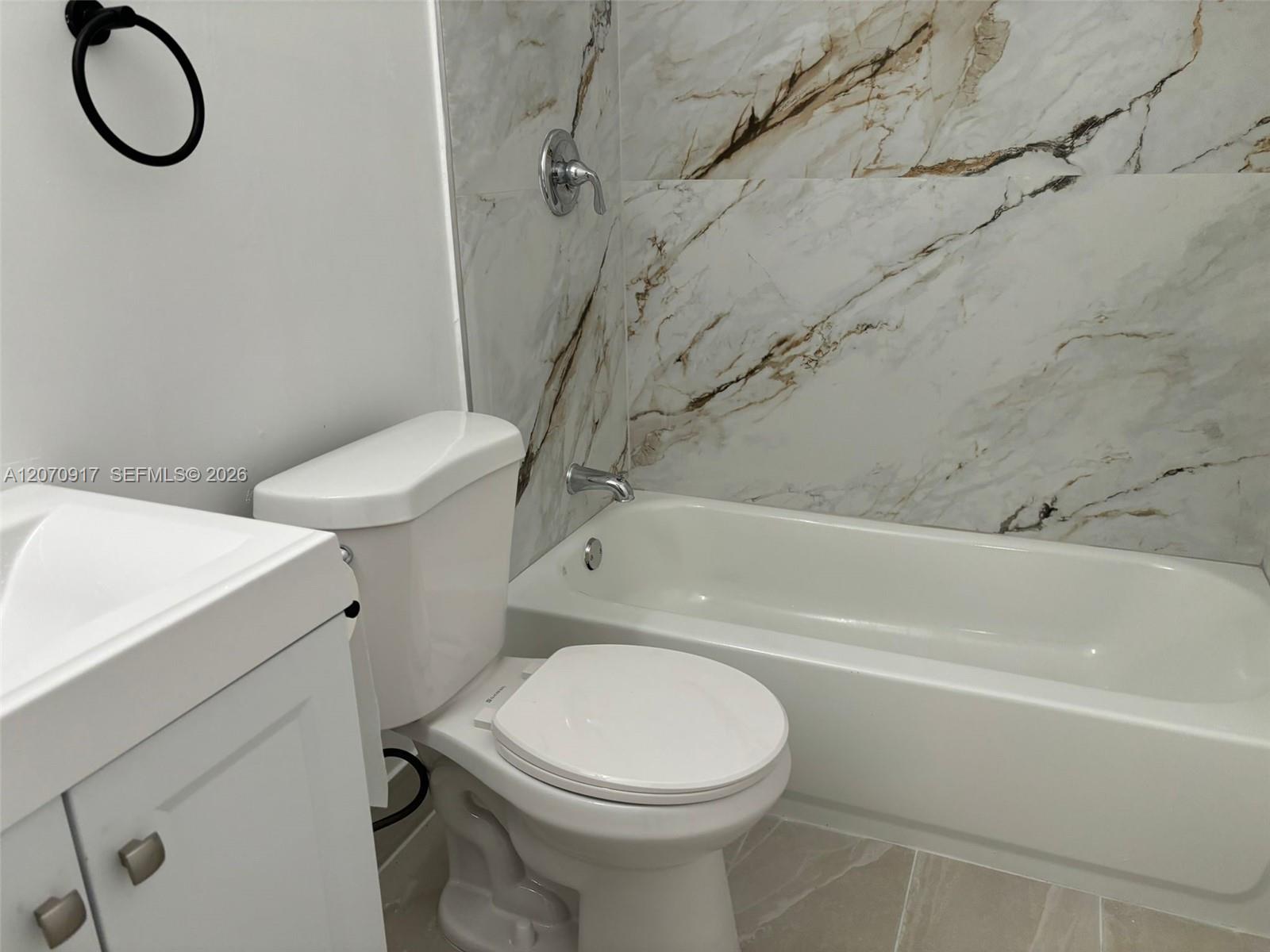 A12070917 Property Photo 33