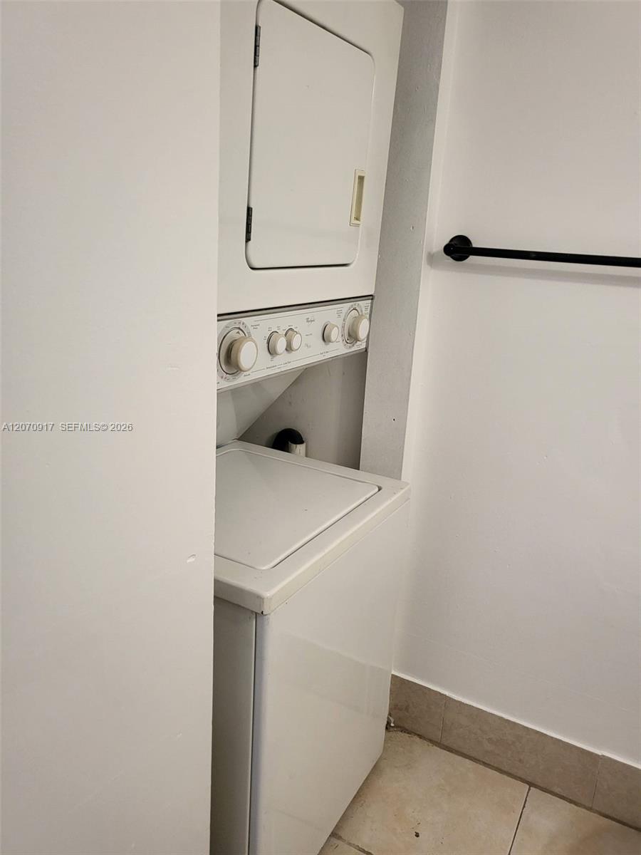 A12070917 Property Photo 34