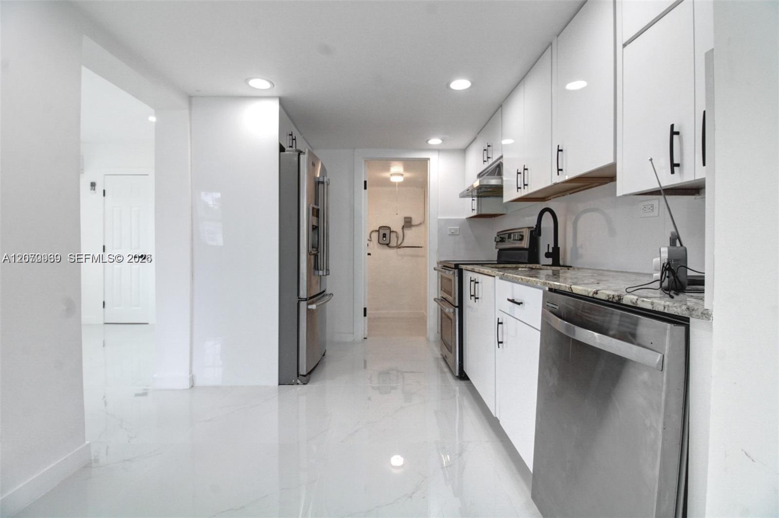A12070939 Property Photo 6