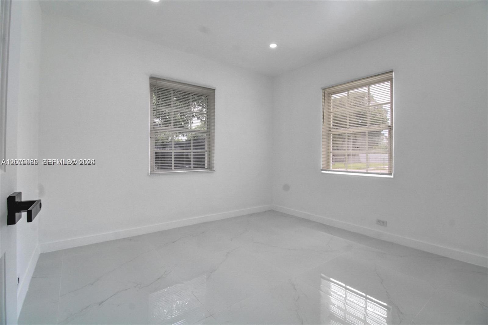 A12070939 Property Photo 11