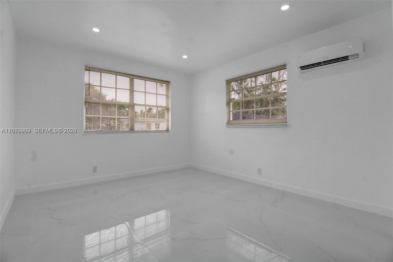 A12070939 Property Photo 16