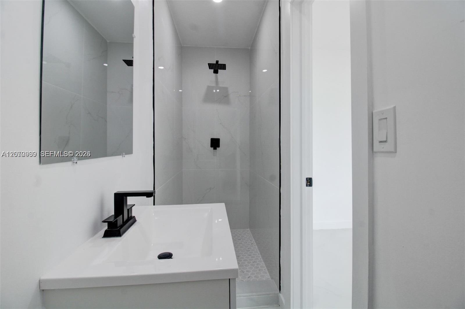 A12070939 Property Photo 17