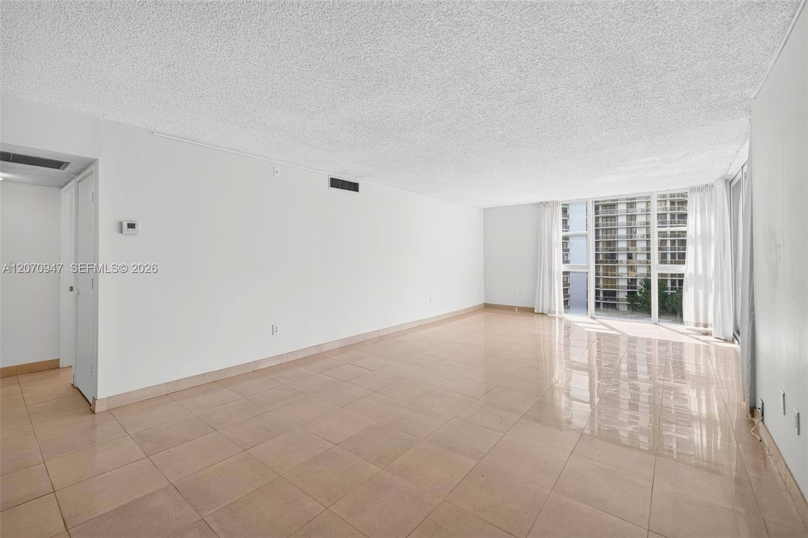 A12070947 Property Photo 4