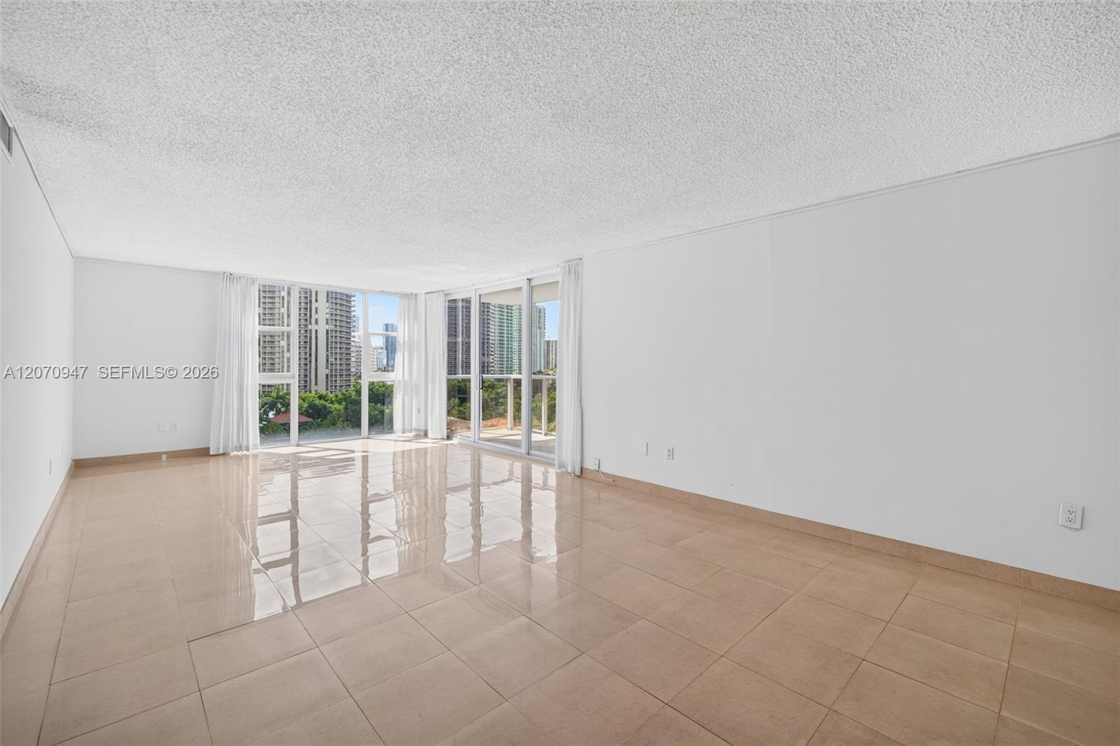 A12070947 Property Photo 6