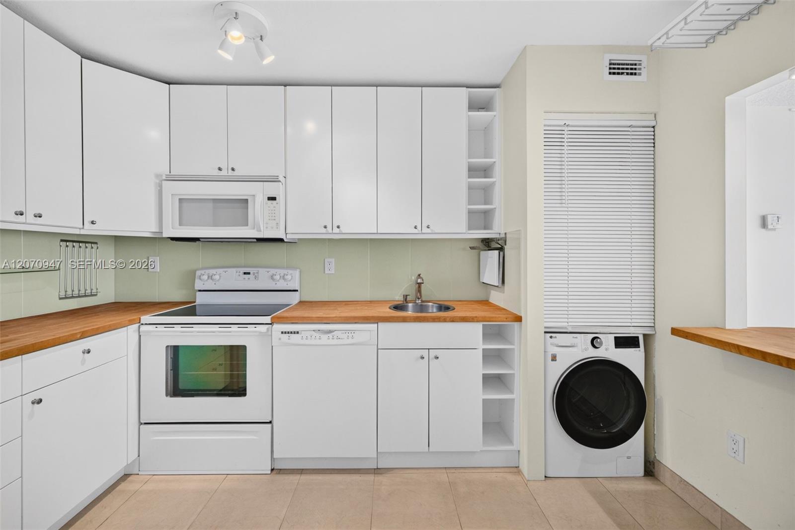 A12070947 Property Photo 14