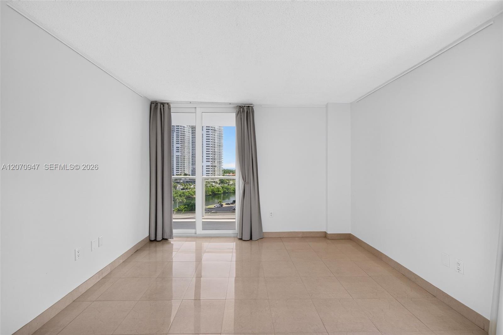 A12070947 Property Photo 22