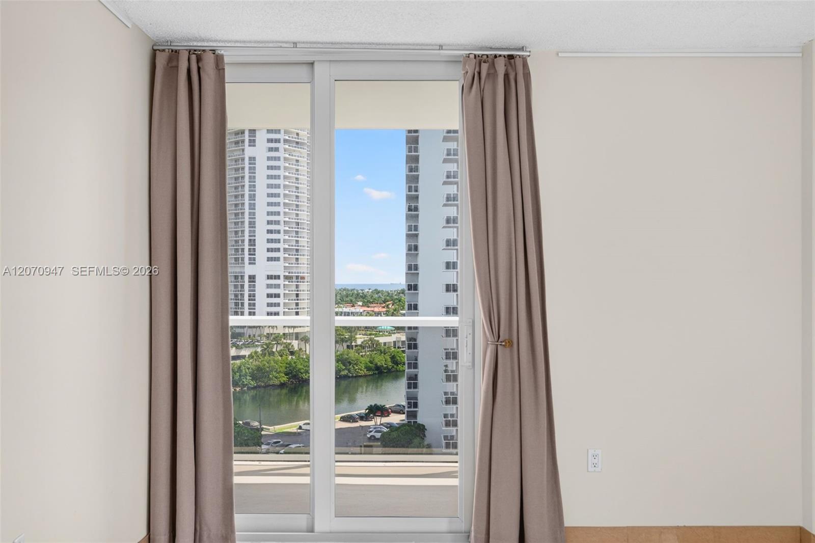 A12070947 Property Photo 23