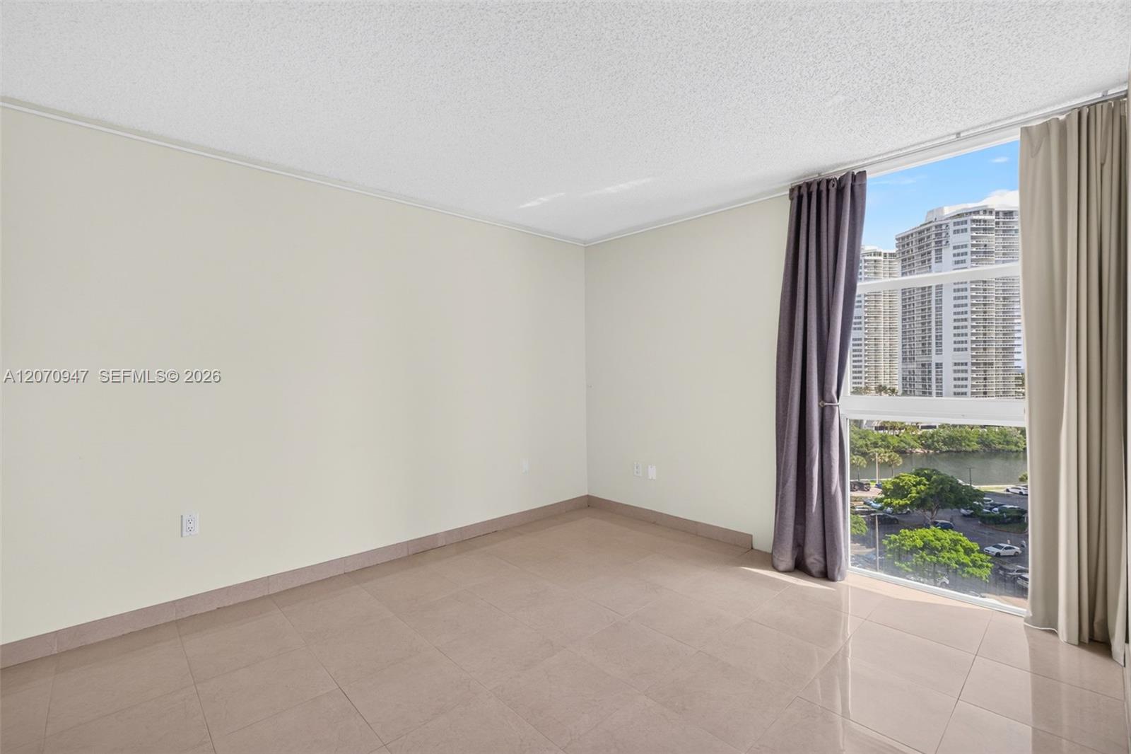 A12070947 Property Photo 37