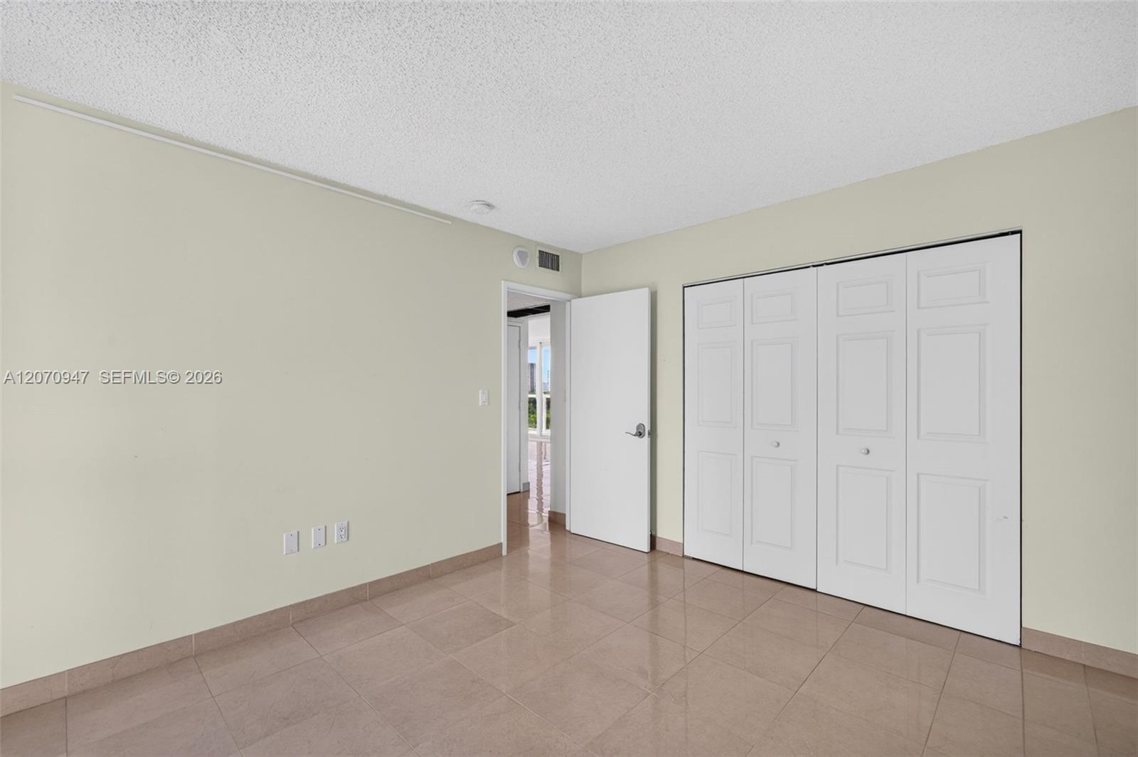 A12070947 Property Photo 38