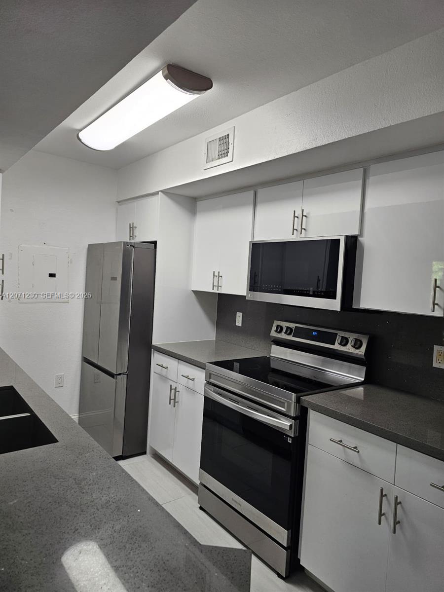 A12071230 Property Photo 23