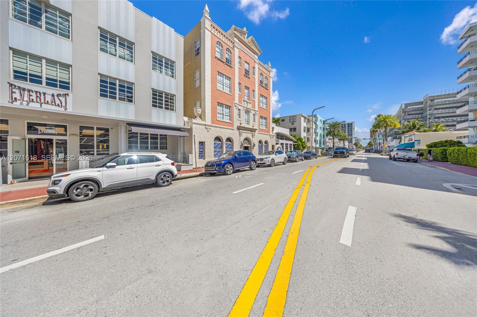 727 Collins Avenue Property Photo 3