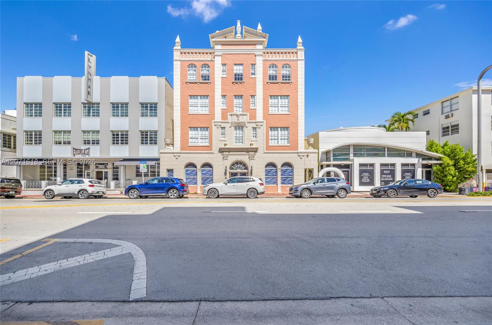 727 Collins Avenue Property Photo 4