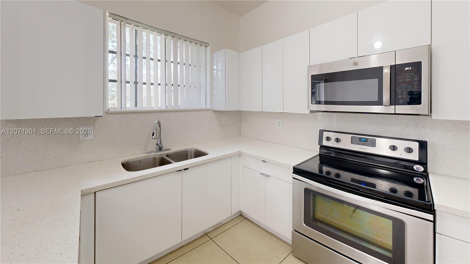 A12071901 Property Photo 3