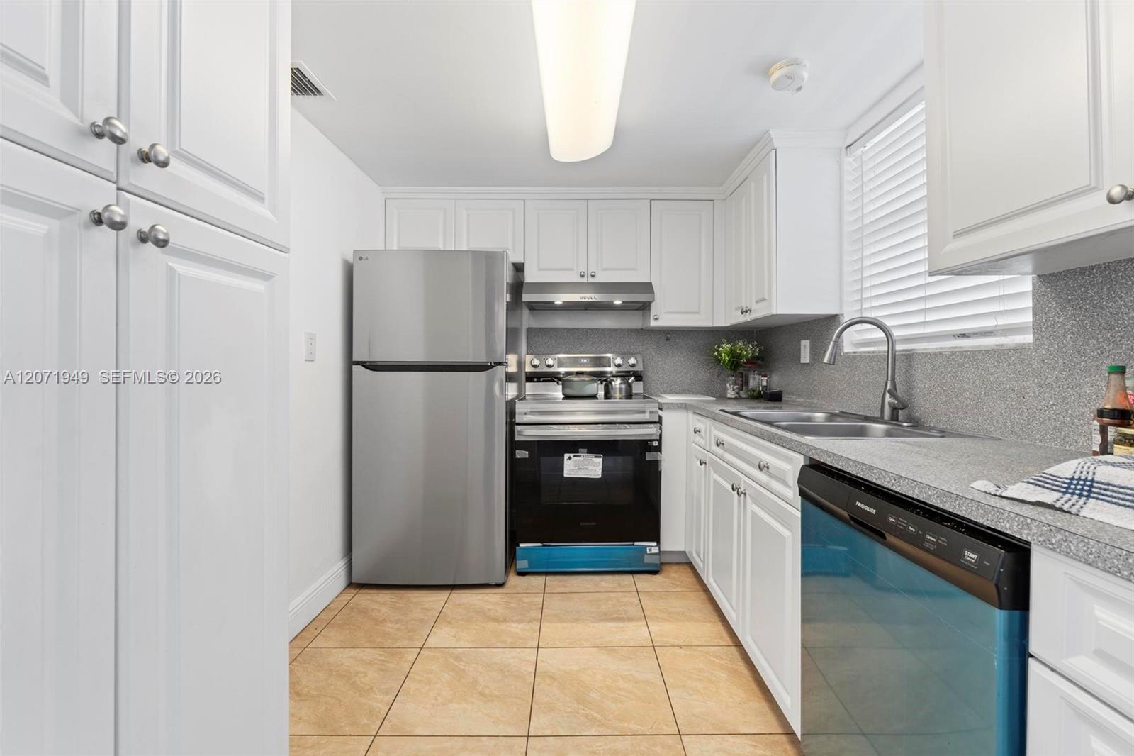 A12071949 Property Photo 6