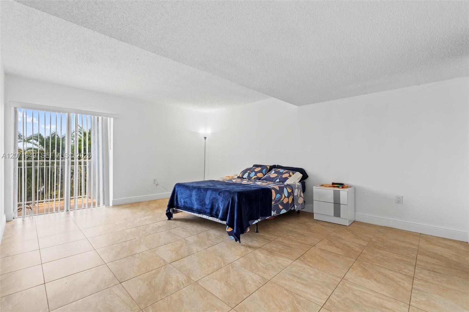 A12071949 Property Photo 17