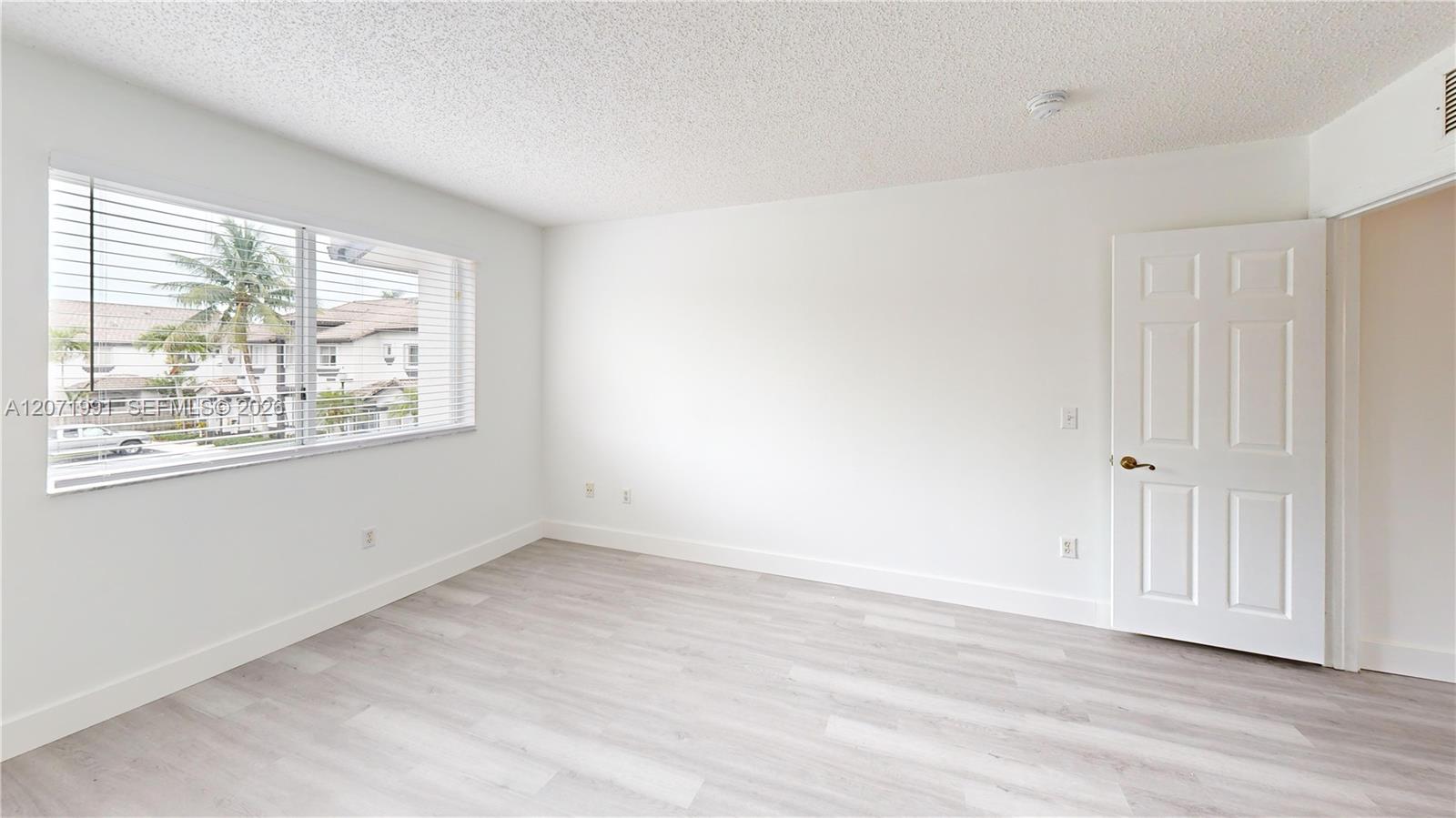A12071991 Property Photo 34