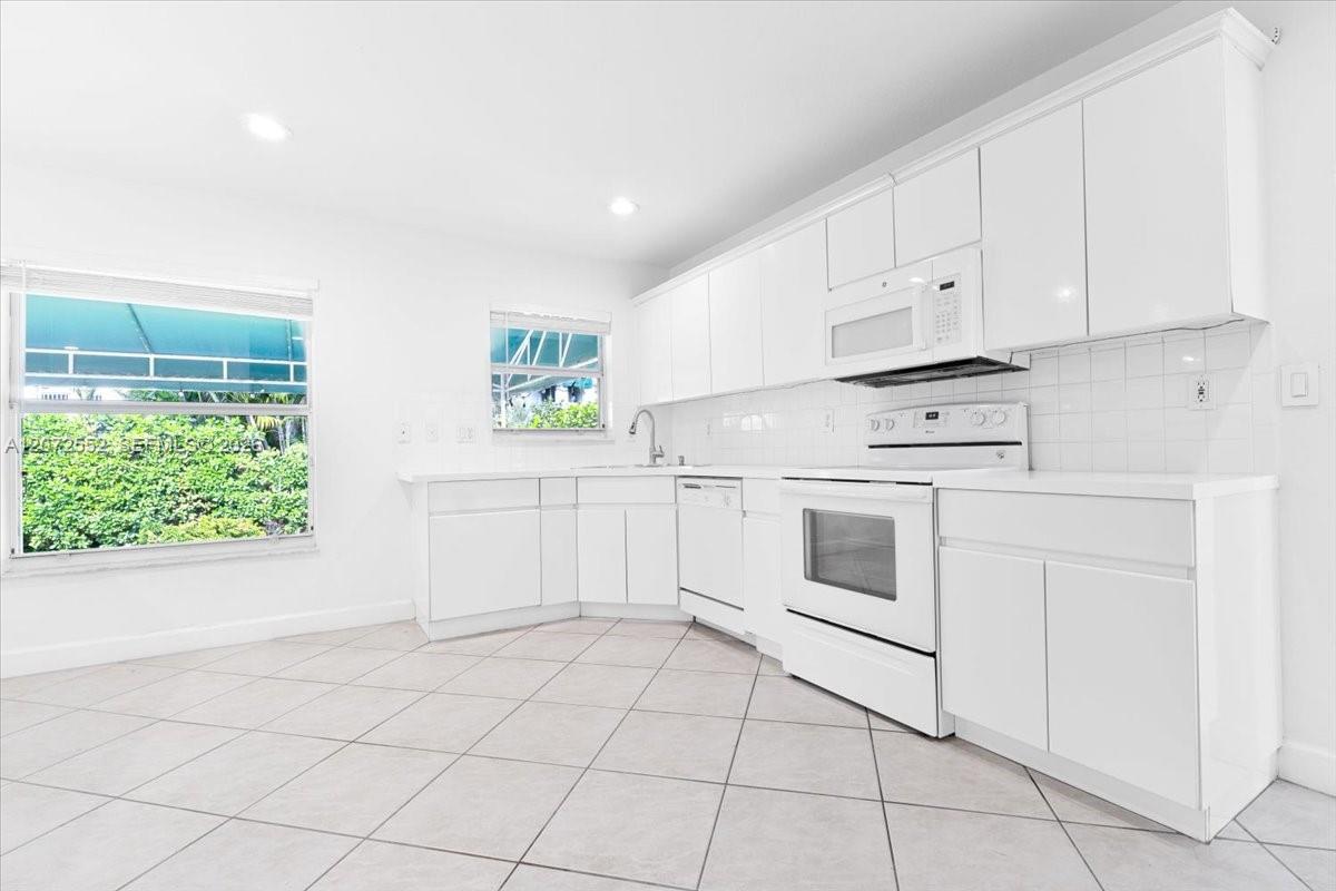 10853 Nw 71st Street Property Photo 12