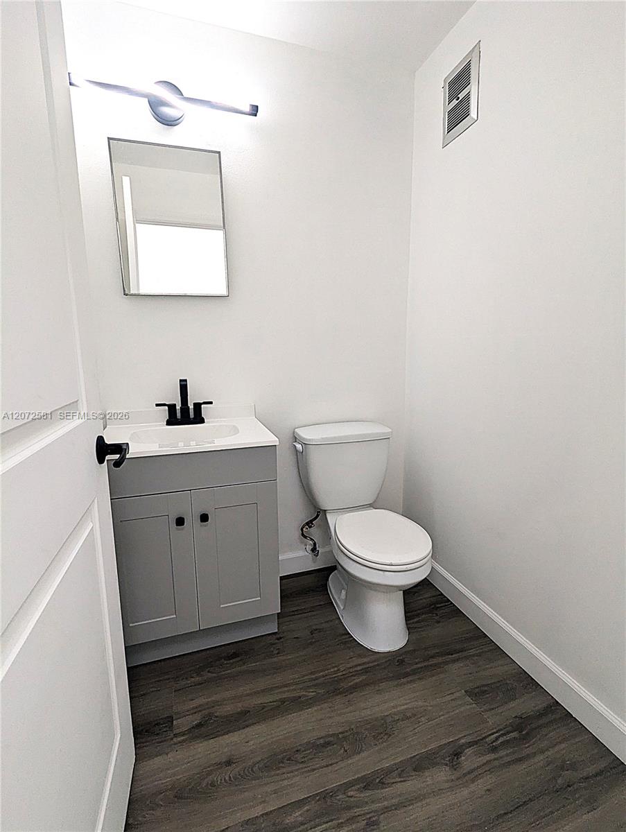 6301 Stirling Road 6305 Property Photo 5