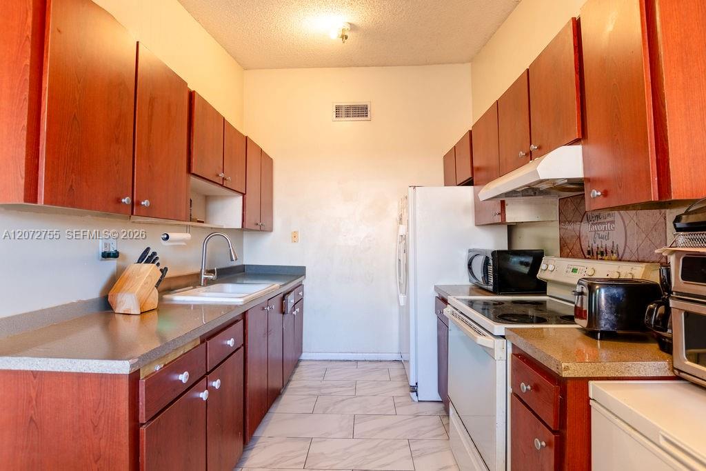 20404 Nw 27th Court Property Photo 6