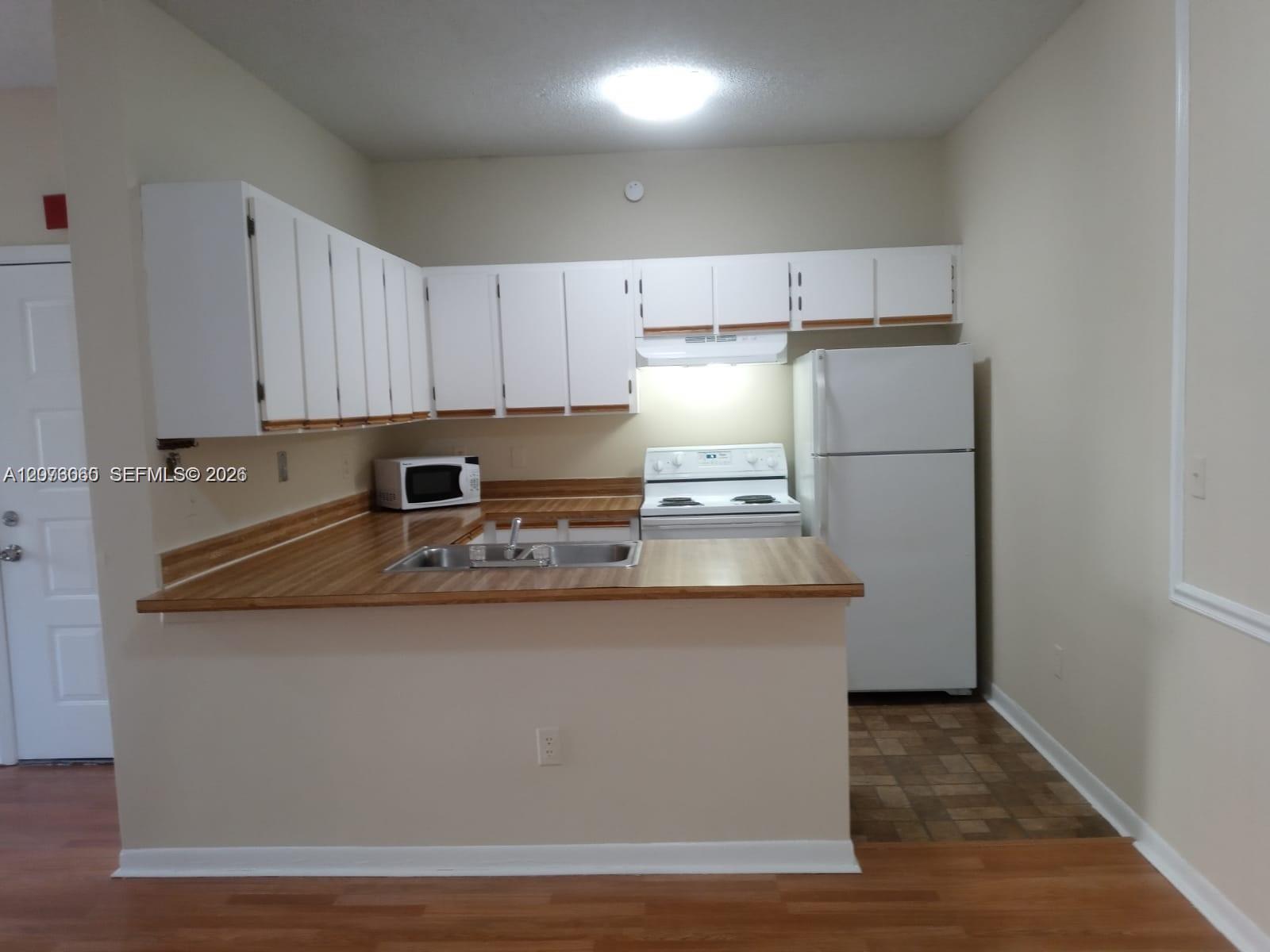 18304 Nw 68th Avenue N Property Photo 6