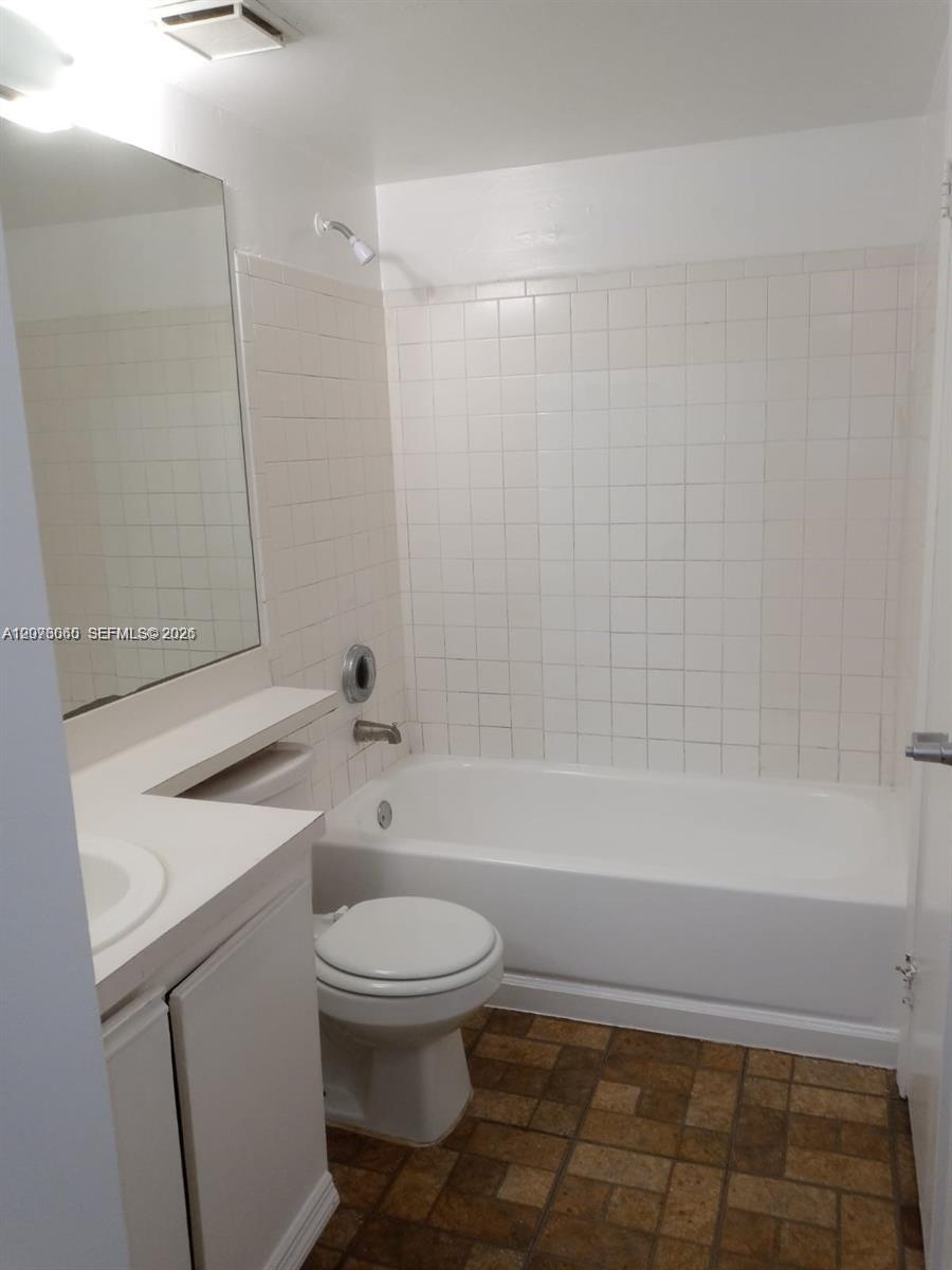 18304 Nw 68th Avenue N Property Photo 8