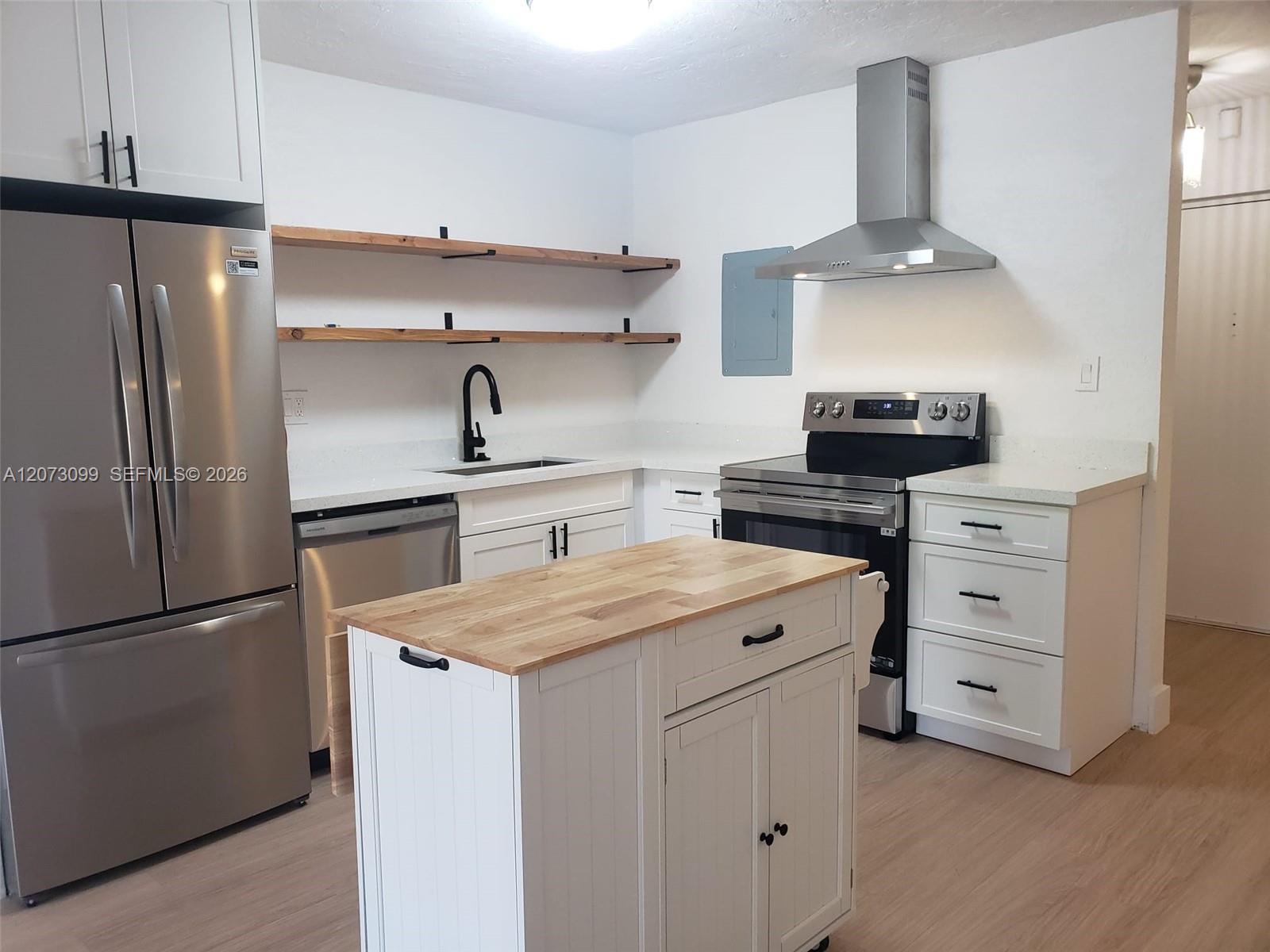 A12073099 Property Photo 3