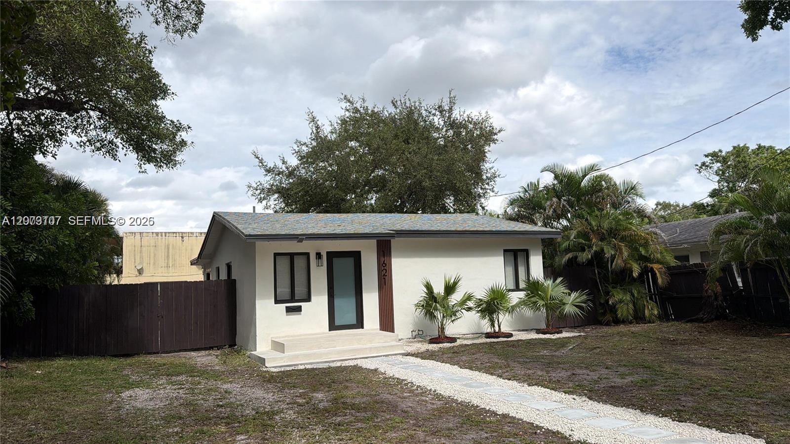 1621 Sw 11th Court Property Photo 2