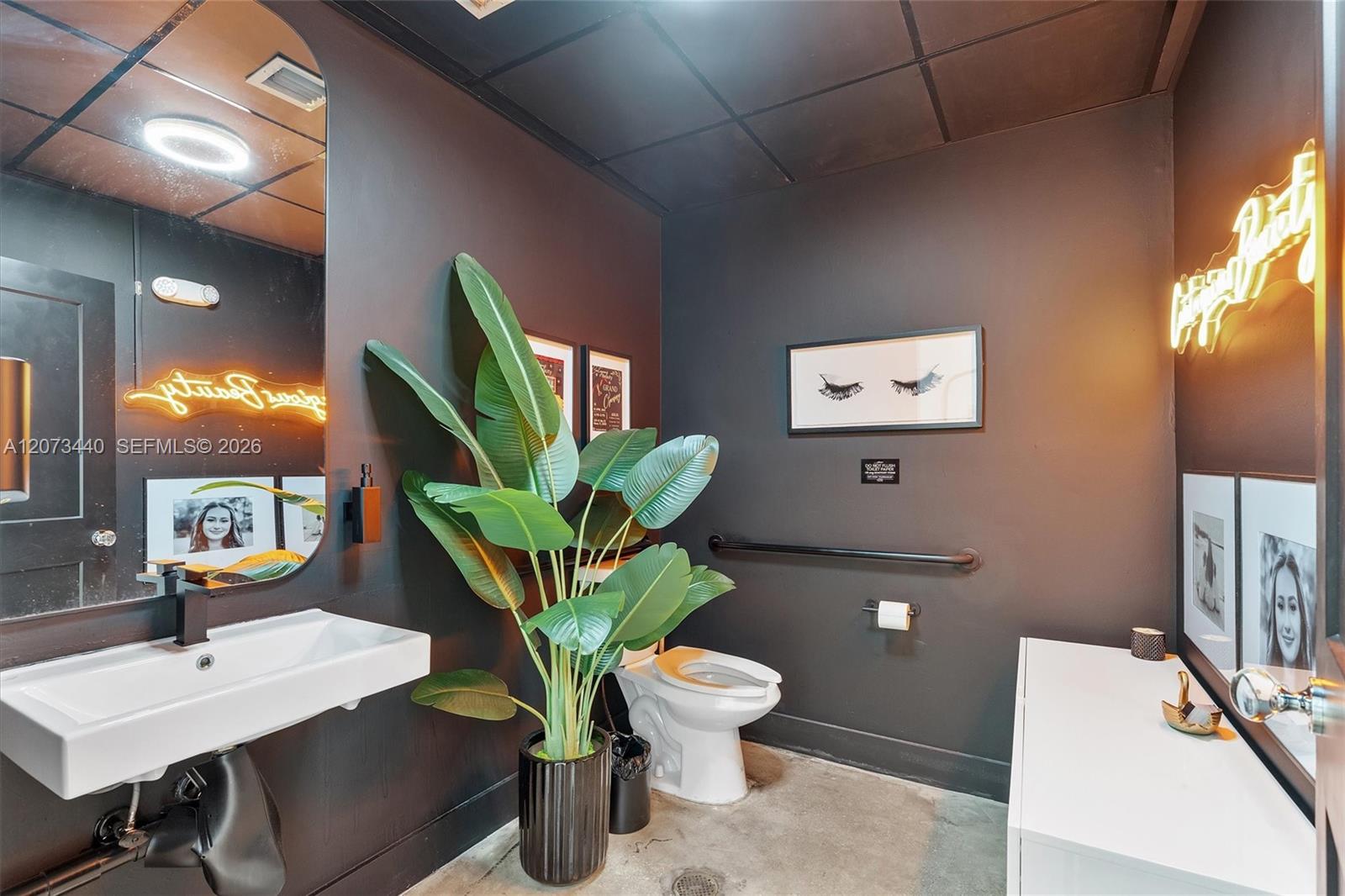 A12073440 Property Photo 34