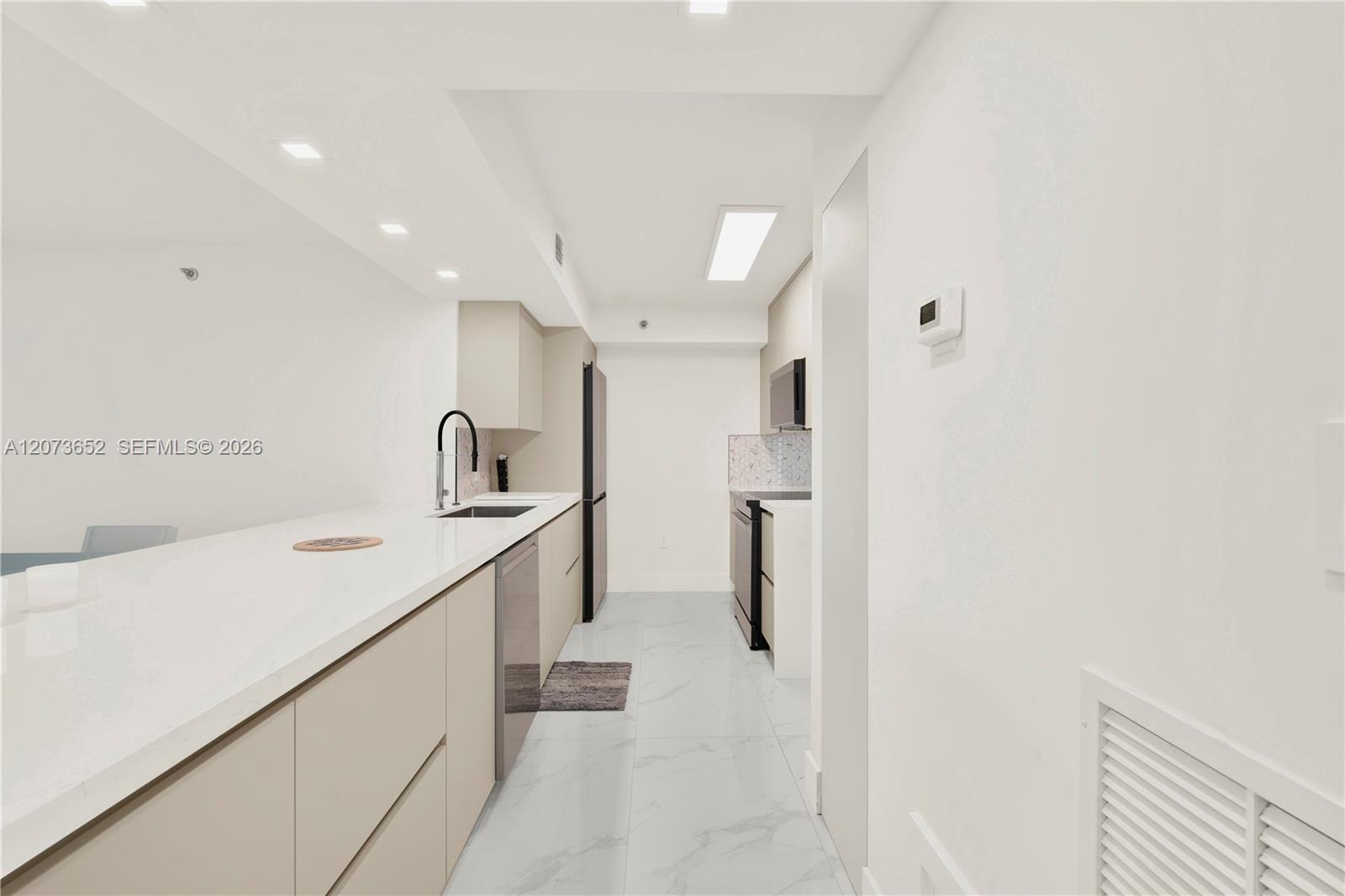 5757 Collins Avenue 507 Property Photo 7