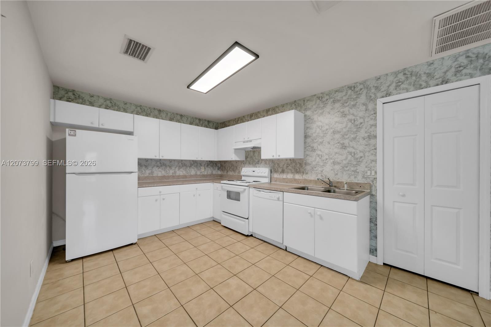 A12073799 Property Photo 7