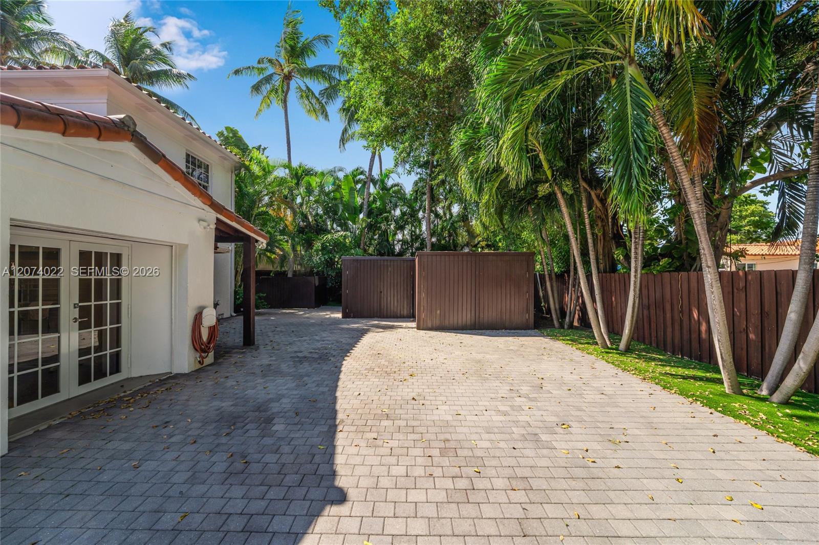 140 N Hibiscus Drive Property Photo 30
