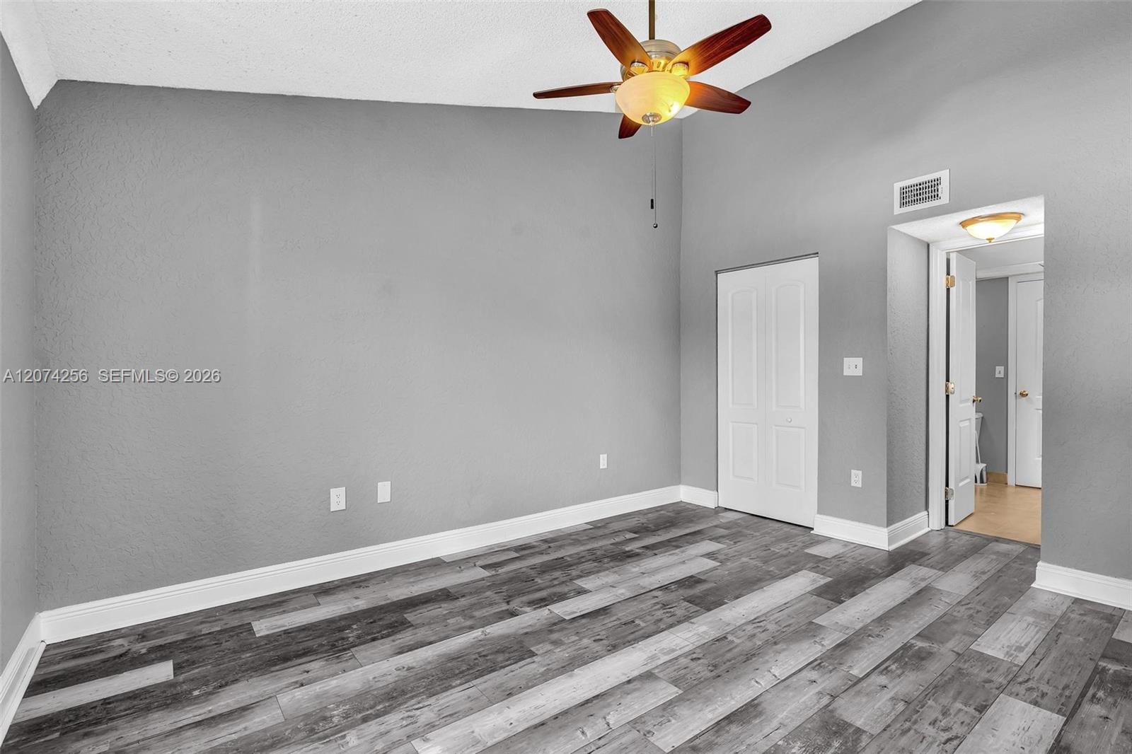 2803 N Oakland Forest Drive 206 Property Photo 4