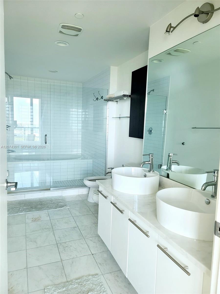 888 Biscayne Boulevard 1610 Property Photo 3