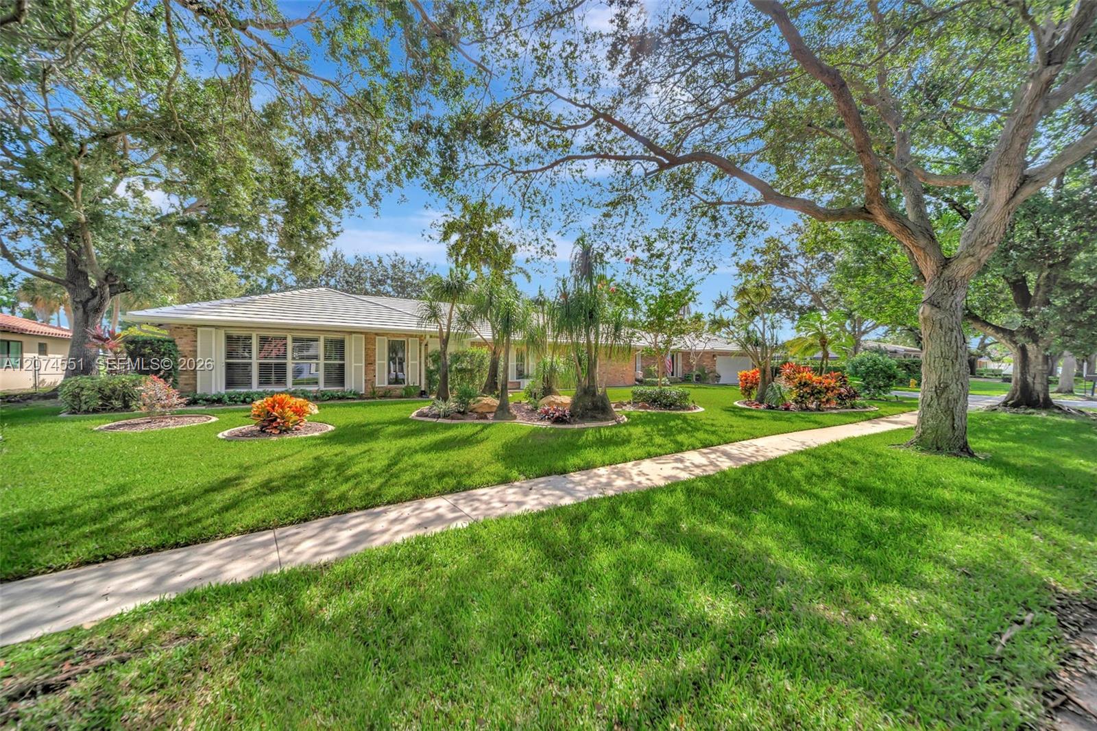 560 W Tropical Way Property Photo 1