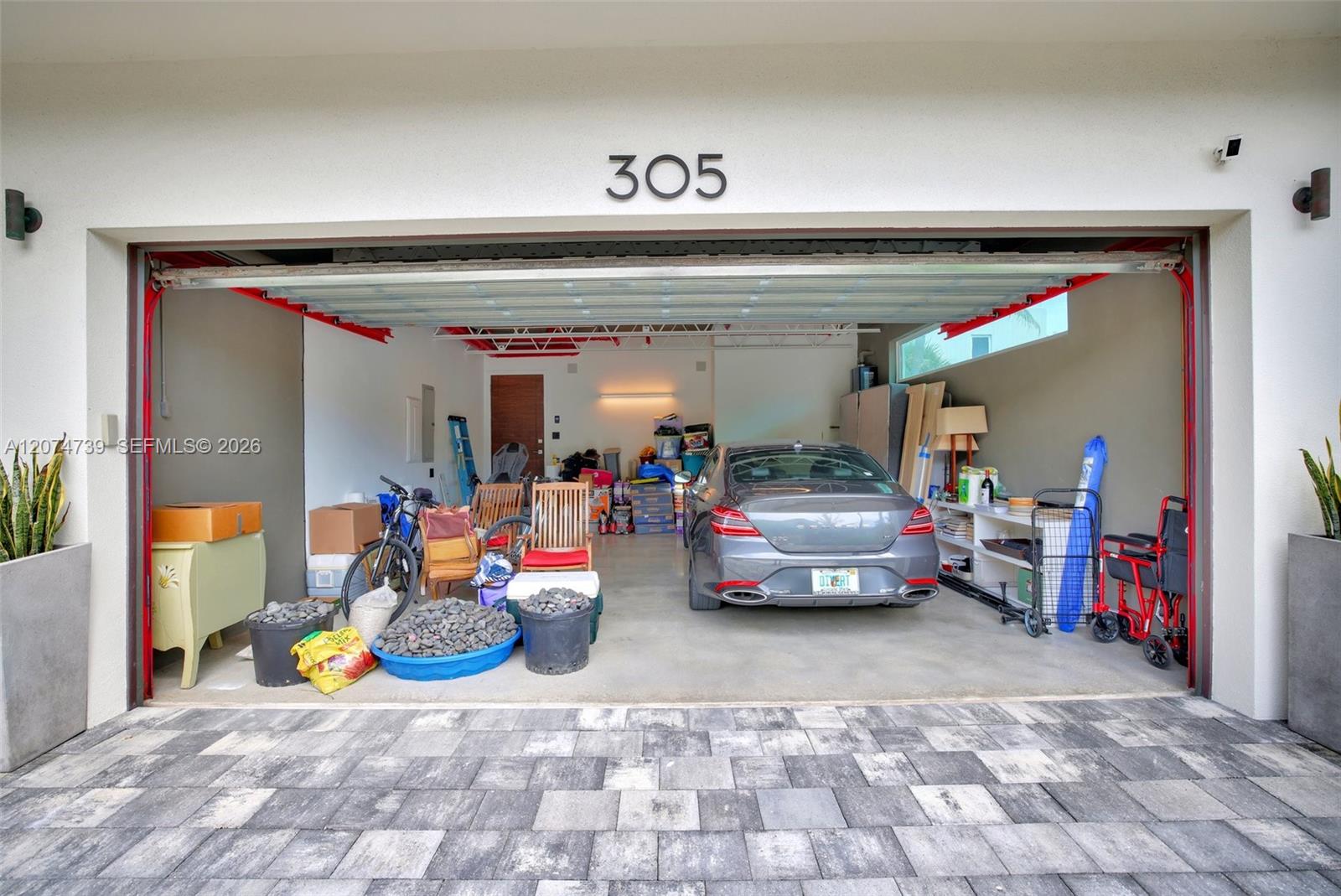 305 Oak Street Property Photo 4