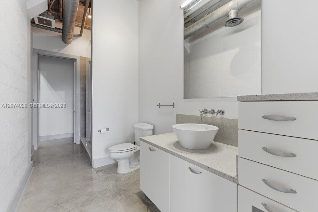 425 N Andrews Avenue 202 Property Photo 7