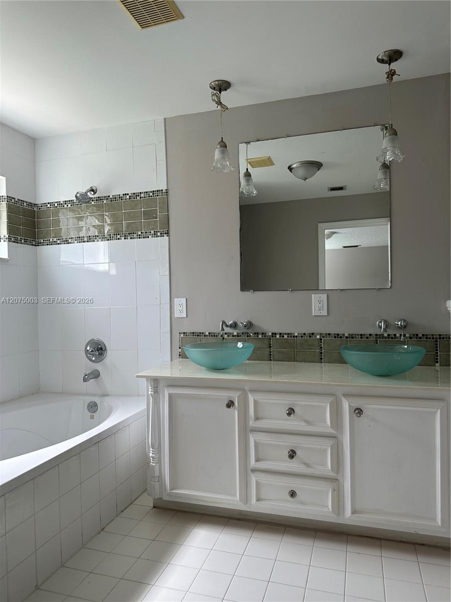 2403 Sw 106th Avenue Property Photo 7
