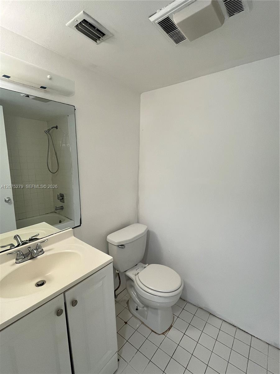 3252 Foxcroft Road 104 Property Photo 9