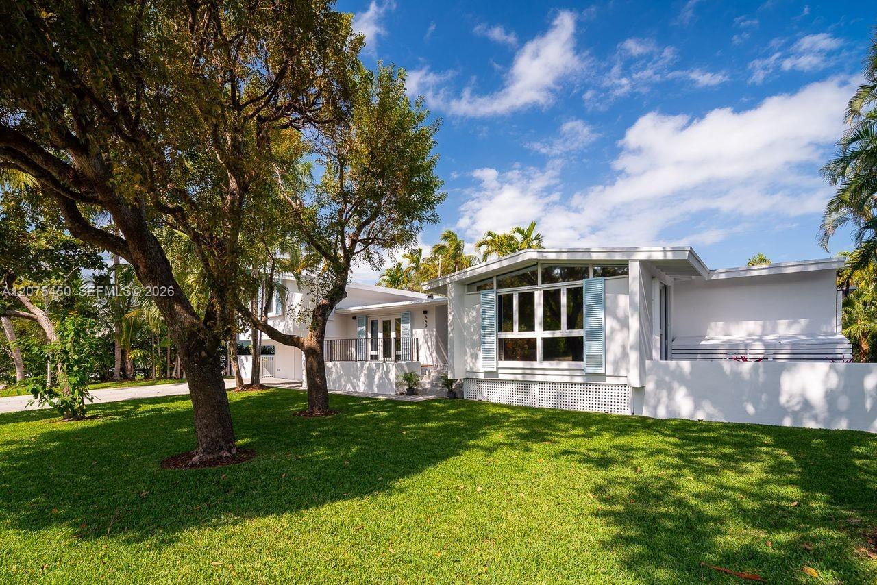 669 S Mashta Drive Property Photo 4