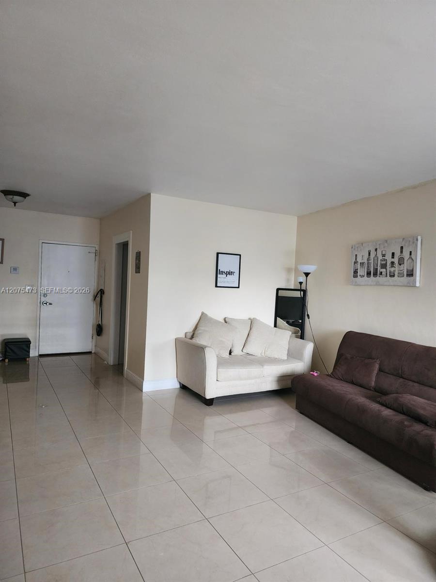 7441 Wayne Avenue 3o Property Photo 1